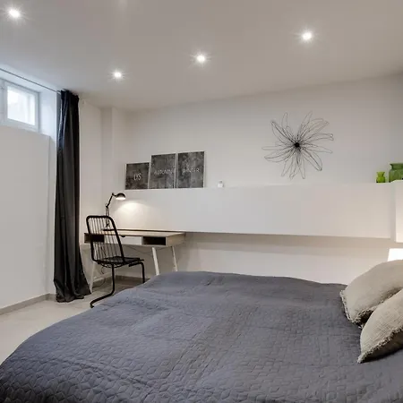 Cozy Private Basement Room With Workplace *
