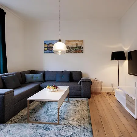 Gasthuis Cozy Private Basement Room With Workplace