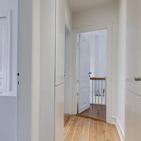 Pensionat Cozy Private Basement Room With Workplace
